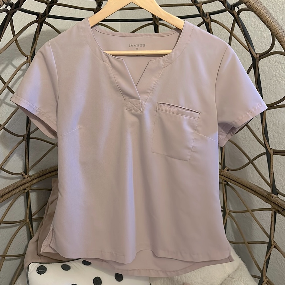 Good condition used scrub top Jaanuu - M